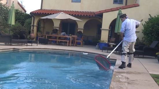 چگونه می توان از یک استخر روباز نگهداری کرد؟